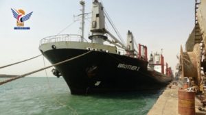 رسو سفينتي بضائع على أرصفة ميناء الحديدة