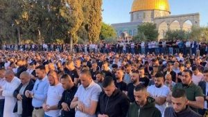 قوات العدو الصهيوني تعتدي على المصليين على بوابات المسجد الأقصى المبارك