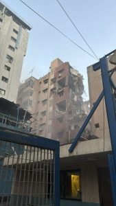 أول صورة ومشاهد بالفيديو من الغارة الإسرائيلية على العاصمة بيروت وأنباء عن اغتيال قائد كبير