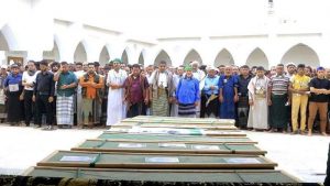الحديدة تشيع جثامين شهداء العدوان الإسرائيلي تشيع رسمي وشعبي لشهداء غارات العدوان الإسرائيلي على الحديدة