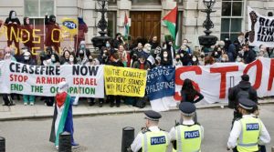 تظاهرة في لدن البريطانية دعماً لغزة الشرطة البريطانية تقمع تظاهرة داعمة لغزة وتعتقل عدداً من المشاركين فيها