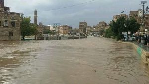 أمطار جارفة تغلق عدداً من الشوارع والجسور بالعاصمة صنعاء