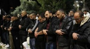 خمسون ألفا يؤدون صلاة الجمعة في المسجد الأقصى