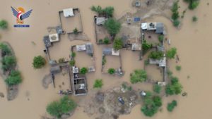 فرق الطوارئ تواصل جهود فتح الطرق ومساعدة الأسر المتضررة من السيول