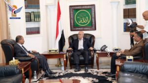 رئيس الوزراء يناقش الأوضاع الإنسانية في سقطرى