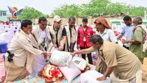 مواد إيوائية وغذائية للنازحين المتضررين من السيول في عبس بحجة