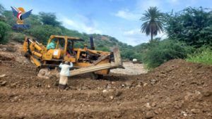 تعز تواصل إعادة فتح وتأهيل الطرق المتضررة من السيول