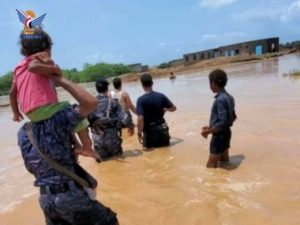 وحدات أمنية تشارك في إنقاذ عدد من الأسر العالقة (صور)