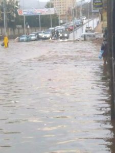 إغلاق الحركة المرورية في بعض شوارع أمانة العاصمة نتيجة تدفق الأمطار الغزيرة