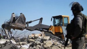 80f311580de8eeb32a2c08dbd28a09ef قوات العدو تفجر منزلا بالخليل وتجبر عائلة مقدسية على هدم منزلها