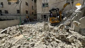 قوات العدو تجبر عائلة فلسطينية على هدم منزلها بالقدس المحتلة