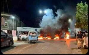 أبناء تريم يقطعون شوارع المدينة تنديدا بتردي الأوضاع الخدمية