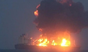 شاهد بالفيديو.. هكذا قام أبطال القوات البحرية باقتحام السفينة اليونانية “SOUNION” وإحراقها في البحر الأحمر