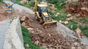 تنفيذ أعمال إزالة الصخور وفتح الطرق بمحافظة المحويت