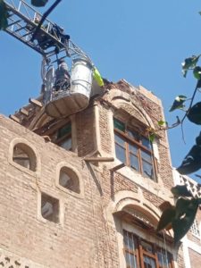 مصلحة الدفاع المدني تزيل جزء آيل للسقوط من أحد المنازل بمديرية صنعاء القديمة