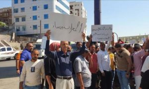 مظاهرات عارمة بعدن المحتلة احتجاجا على تردي الأوضاع