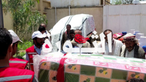 توزيع مواد إيوائية للمتضررين من سيول الأمطار بصعدة