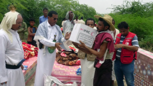 حجة.. توزيع مواد إيوائية وغذائية للمتضررين من السيول