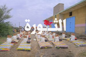 توزيع مواد غذائية وإيوائية للمتضررين في مديرية السخنة بالحديدة  توزيع مواد غذائية وإيوائية للمتضررين في مديرية السخنة بالحديدة