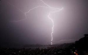 وفاة مواطن بصاعقة رعدية عقب مكالمة هاتفية مع زوجته