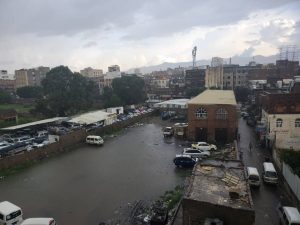 صنعاء الآن.. سحب سوداء تغطي سماء العاصمة وتحذير من سيول جارفة بعد قليل