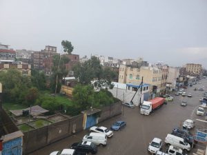 صور مباشرة.. سيول عارمة تغرق شوارع العاصمة صنعاء (شاهد)