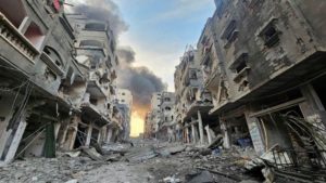 غزة-مباني-مدمرة24 في يومه الـ 306.. العدوان الصهيوني يستهدف المنازل وخيام النازحين في قطاع غزة