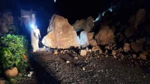 مشاهد بالفيديو توثق اللحظات الأولية لكارثة السيول وإنقاذ الضحايا في المحويت