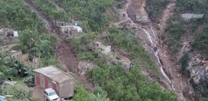 صور من الانهيارات الصخرية وبعض المنازل التي جرفتها السيول في ملحان (شاهد)