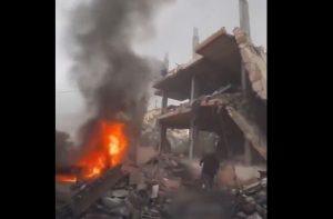 مشاهد لشهداء المجزرة التي ارتكبها العدو الصهيوني في دير البلح (فيديو)