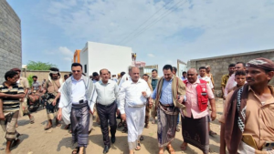 مقبولي يدشن توزيع مواد ايوائية للمتضررين من السيول في الدريهمي بالحديدة