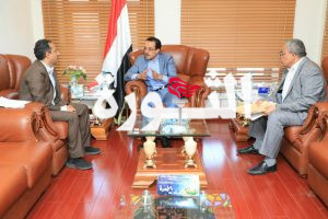 عبدالجبار والمؤيد يناقشان الترتيبات النهائية للتحصيل الإلكتروني بهيئة تنظيم شؤون النقل البري