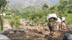 وحدات من الجيش تشارك في إغاثة المنكوبين في #ملحان (صور)