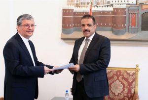صنعاء تتسلم أوراق اعتماد السفير الإيراني الجديد (صورة)