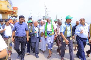 قحيم يطلع على سير العمل بميناء الحديدة