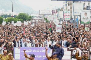 ٢٠٢٤٠٨٠٢_١٧٤٤٥٢~2 أبناء إب يحتشدون في 56 ساحة في مسيرات “وفاءً لدماء الشهداء .. مع غزة حتى النصر”