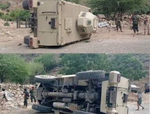 صورة.. انقلاب مدرعة سعودية مرافقة للخائن العليمي بتعز وإصابة جنديين سعوديين من مرافقيه