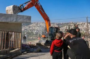 IMG_20240808_124936_595 العدو الصهيوني يُجبر عائلة فلسطينية على هدم منزلها في القدس المحتلة