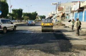 IMG_20240816_213852_169~2 الوحدة التنفيذية بأمانة العاصمة تنفذ أعمال ترميم وصيانة في الشوارع المتضررة من سيول الأمطار