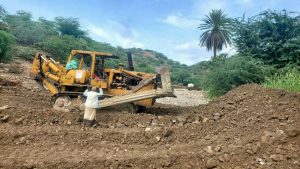 IMG_20240823_105057_514 وحدة التدخلات الطارئة بتعز تواصل تأهيل الطرق المتضررة من السيول بمديرية مقبنة