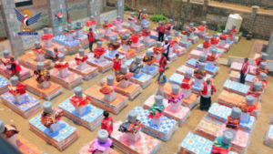 مساعدات غذائية وإيوائية ونقدية للمتضررين من السيول بالحديدة