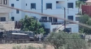 eb73007daf1f6fd7f5fc07262052de04 العدو الصهيوني يداهم منزل منفذ عملية حولون