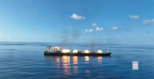 الإعلام الحربي يوزع مشاهد اقتحام وتفجير السفينة النفطية(سونيون) في البحر الأحمر