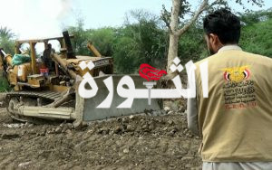 تواصل إعادة فتح وتأهيل الطرق المتضررة من السيول بمديرية مقبنة بتعز