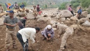 المنطقة العسكرية الرابعة تواصل جهود فتح الطرق المتضررة في ذمار (صور)