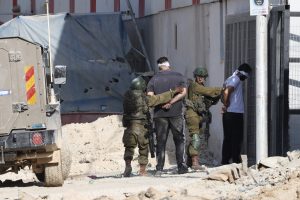 قوات العدو تقتحم مناطق بالضفة وتعتقل عددًا من المواطنين