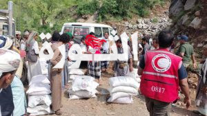 المحويت.. توزيع مواد غذائية للمتضررين من السيول في مديرية ملحان