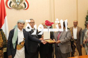 بحضور بن حبتور.. رئيس الوزراء يكرم عددا من أعضاء الحكومة السابقة بحضور بن حبتور.. رئيس الوزراء يكرم عددا من أعضاء الحكومة السابقة