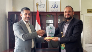 تسليم درع مهرجان الموالد والمدائح النبوية لوزير الإعلام