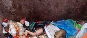 شاهد الصورة.. العثور على طفل حديث الولادة في برميل للقمامة بعدن